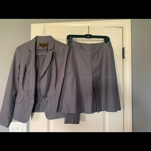 Two piece suit, grey, skirt and jacket - Picture 1 of 2